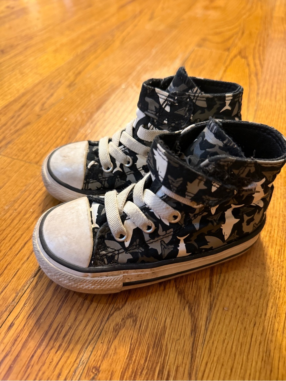 Converse Kids Top Sneakers in Black & White shark design
